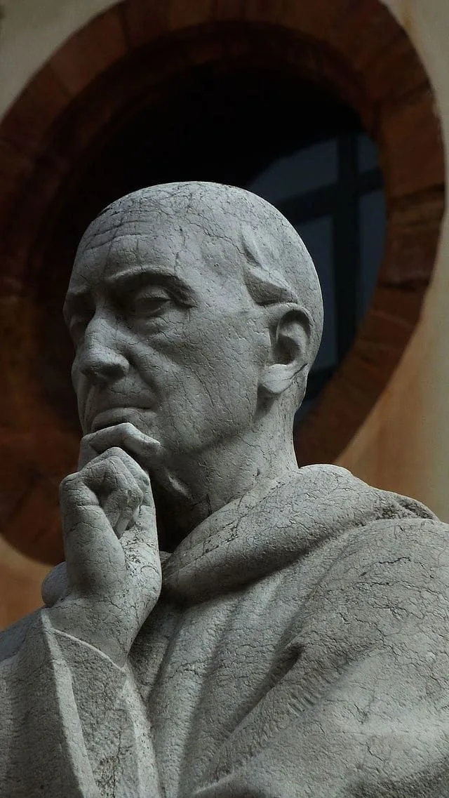 Escultura en honor al Padre Feijóo. Fuente