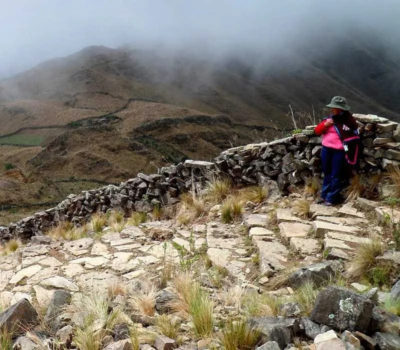 Figura 6: Escalinata construida en pendiente del Qhapag Ñam. (Referencia: https://universes.art/es/art-destinations/qhapaq-nan)