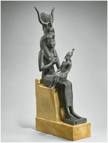 Figura 3: Isis Lactans. Período Tardío Egipcio. Fuente: Museo del Louvre.