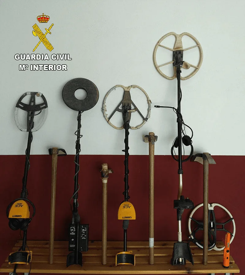 Figura 3. Detectores de metales y otras herramientas incautadas por la Guardia Civil a expoliadores.