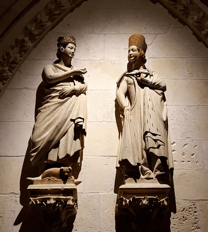 Estatuas de Fernando III y Beatriz de Suabia en el claustro alto de la Catedral de Burgos. Fuente.