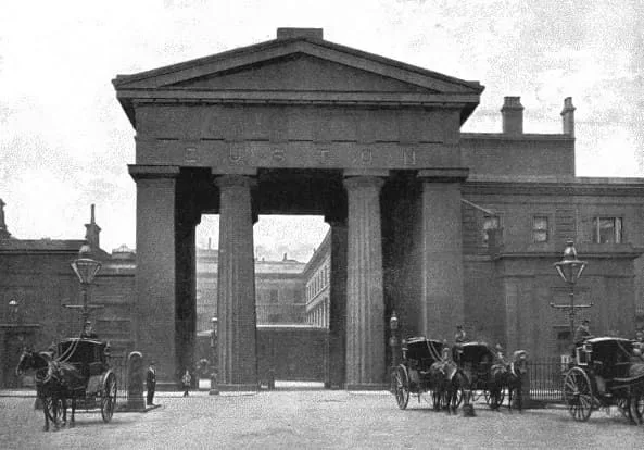 Figura I. Pórtico de la Euston Station. Fuente