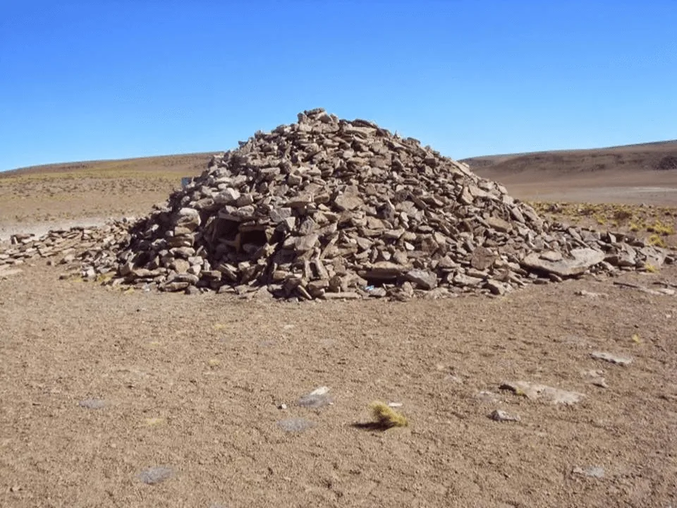 Figura 6: Apacheta del Salar de Huasco, en Pica (Chile). Fuente.