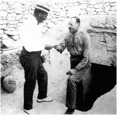 Figura 4: Howard Carter (izquierda) y Lord Carnarvon (derecha) en la entrada de la tumba. Fuente.