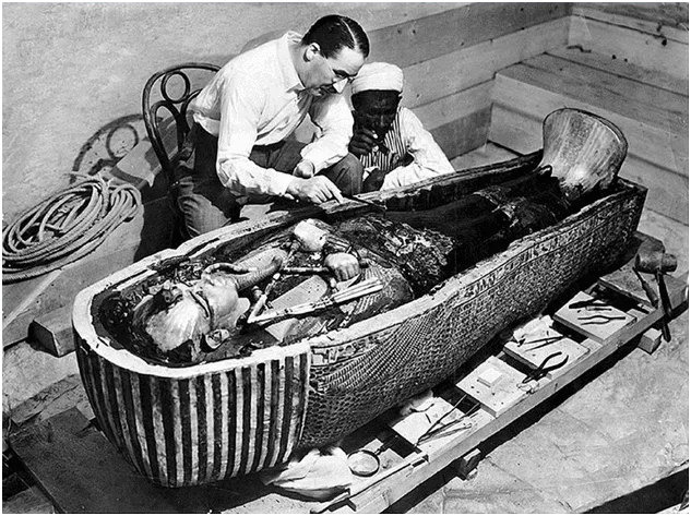 Figura 5: Howard Carter examinando el ataúd interior de Tutankhamon. Fuente.