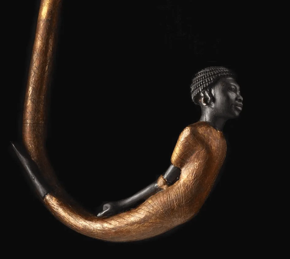 Figura 2: Mango de uno de los bastones de Tutankhamon donde se representa un cautivo nubio para representar el poder del faraón como conquistador. Fuente.