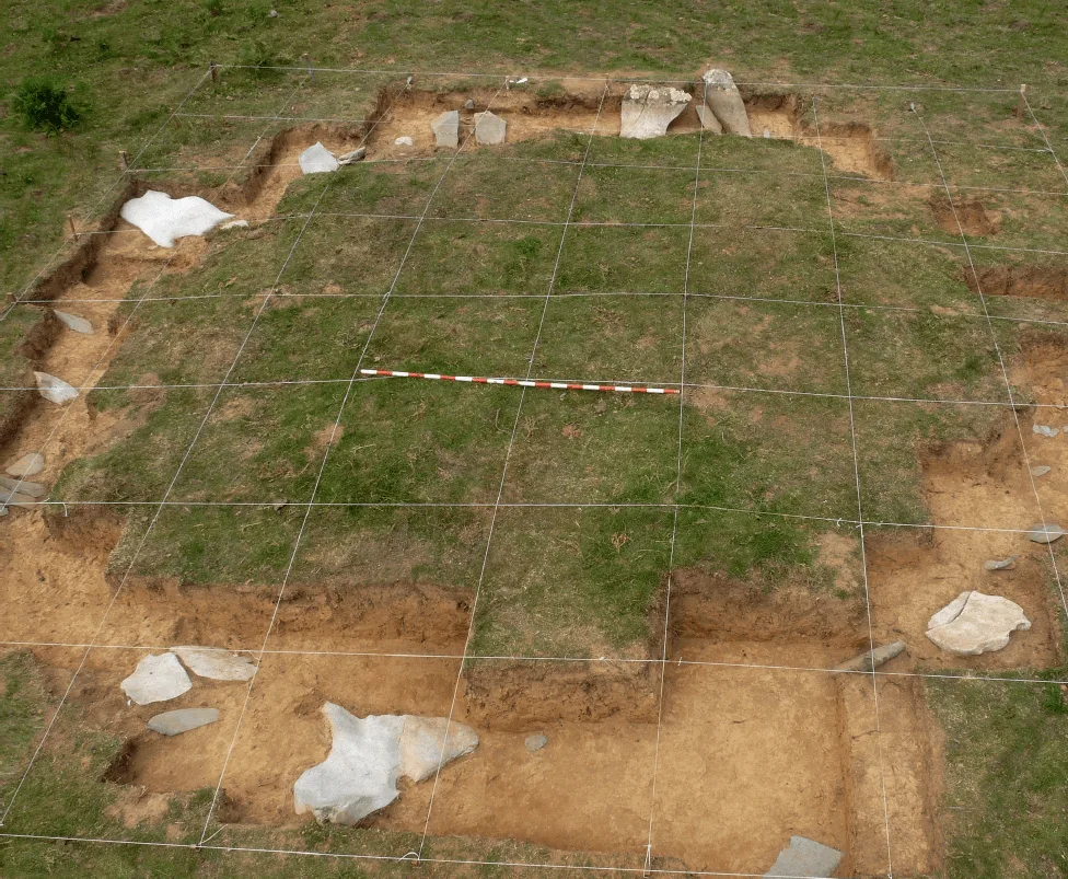 Figura 2. Excavación inicial del crómlech de Ondarre. Fuente: Fito et al., 2016.