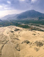 Figura 1.Valle del Supe y estructuras arquitectónicas de la ciudad del Caral. Fuente.