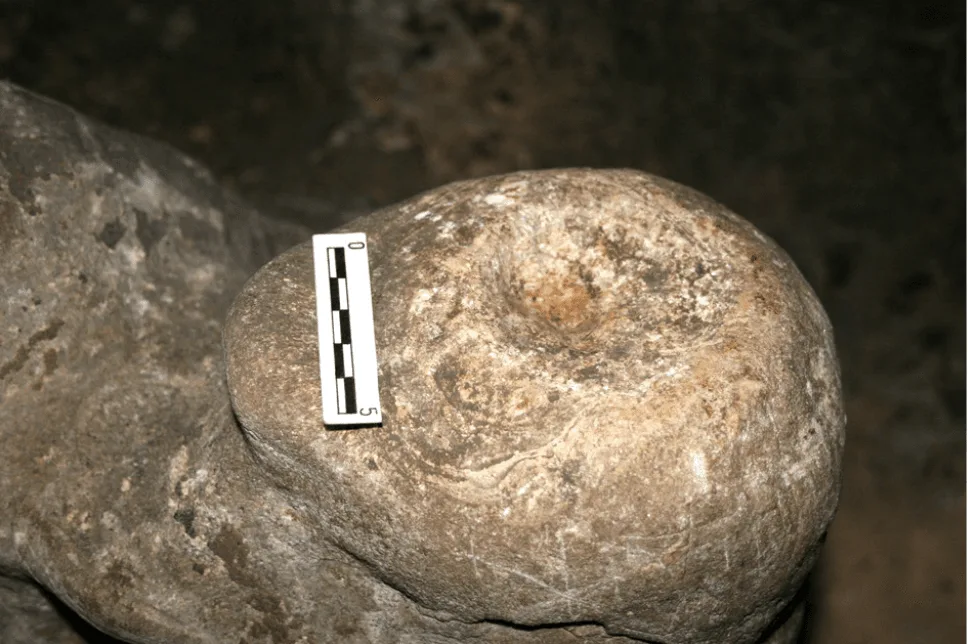 Figura 2. Concavidad por posible repiqueteado en estalagmita en la cueva de Nerja (Málaga) (Medina et al., 2012, p. 110). Fuente.