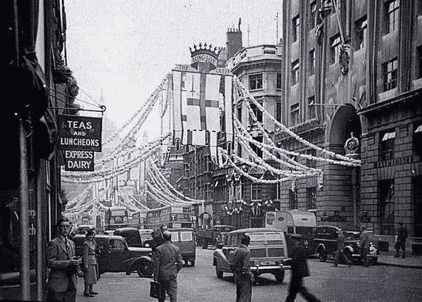 Figura 2. Fleet Street en 1953 decorada para la coronación de Isabel II. Fotografía de Anthony Harrison. Fuente.