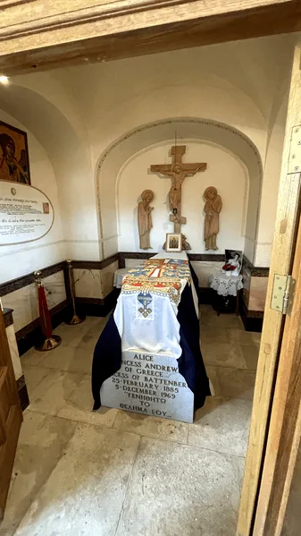 Figura 3. La tumba de la princesa Alicia de Grecia y Dinamarca, en la capilla de la Iglesia de María Magdalena, Jerusalén. Fuente.