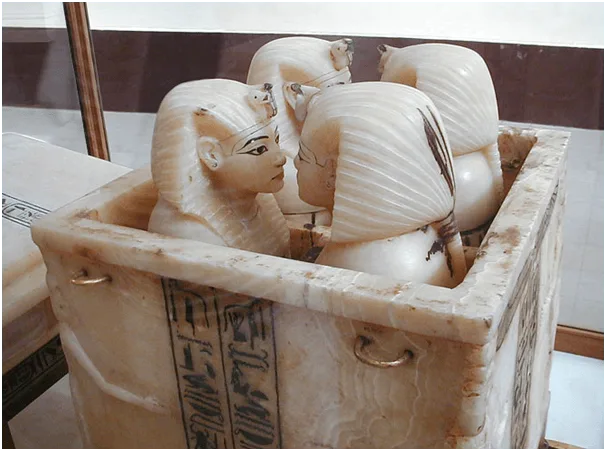 Figura 1. Vasos canopos de Tutankhamon en cofre de alabastro. Fuente.