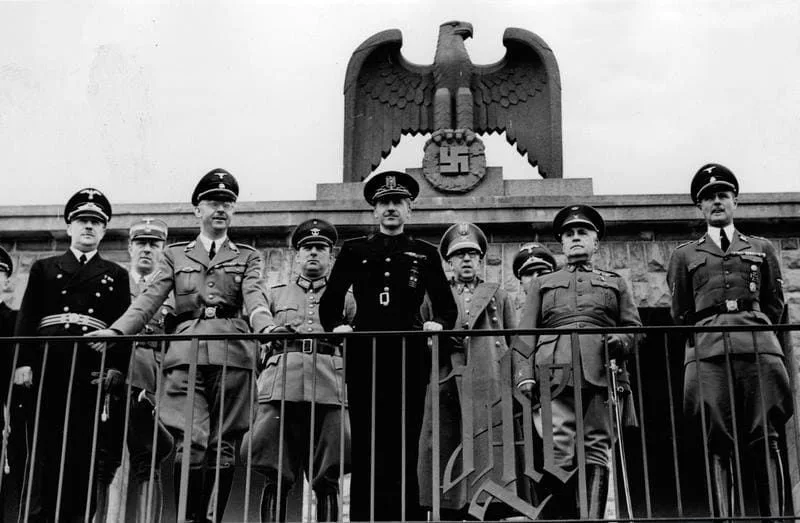 Figura 3. Himmler y Serrano junto a otras autoridades alemanas y españolas en Berlín (Alemania). Fuente.