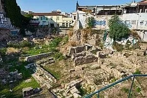 Figura 3. Restos arqueológicos de la Stoa Pecile de Atenas que fungió como lugar de enseñanza de los estoicos. Fuente.