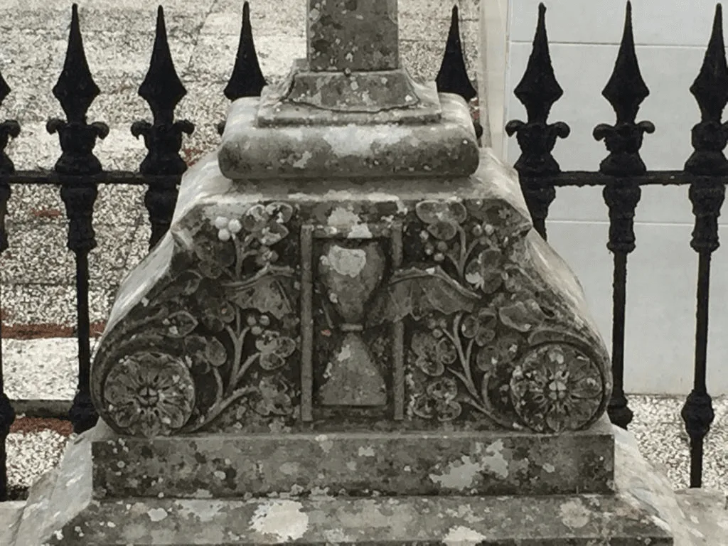 Figura 1. Clepsidra alada tallada en una tumba relativa a un masón adscrito a una logia masónica, situada en el Cementerio Municipal de Herrera (Sevilla). Fuente: el autor.