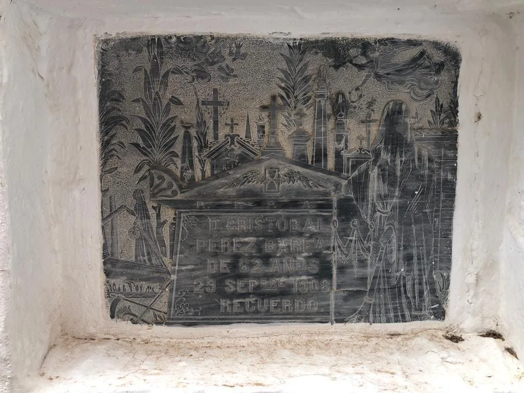 Figura 3. Lápida repleta de simbología masónica situada en el Cementerio de Villaluenga del Rosario, Cádiz.&nbsp; Se pueden apreciar los símbolos de la cadena, la calavera con tibias cruzadas y el obelisco entre otros muchos símbolos. Fuente: el autor.