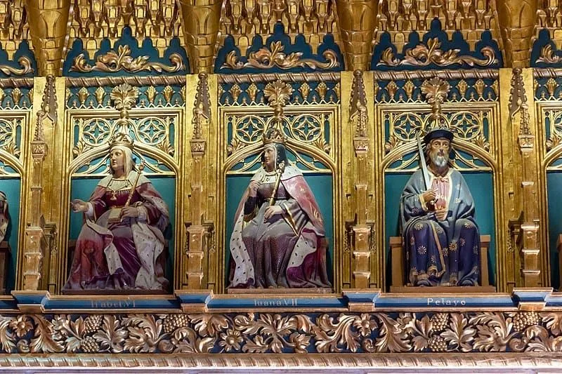 Figura 2. Escultura de Juana I en el Salón de Reyes del Alcázar de Segovia. Fuente.