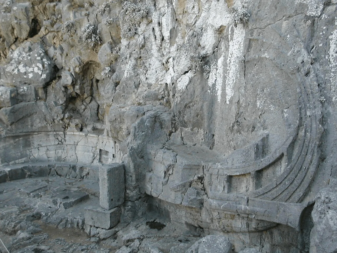 Figura 3. Relieve de una galera rodiana realizado sobre una roca de la necrópolis de Lindos. Fuente.