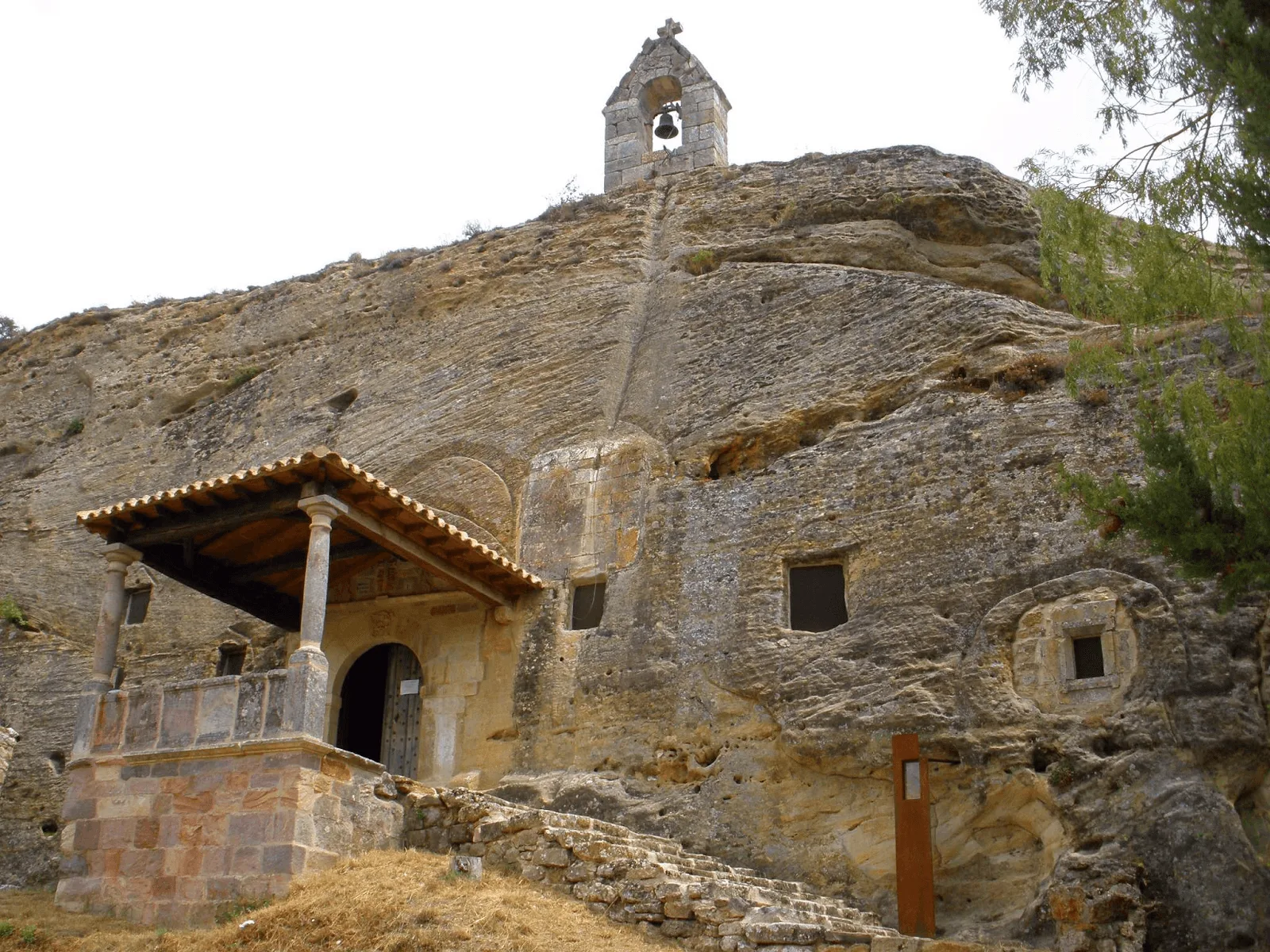 Figura 2. La ermita de Olleros de Pisuerga, en Palencia, es característica por permitir que un rayo de luz ilumine el altar principal durante el solsticio de verano. Fuente. Licencia: CC0 1.0 Universal.