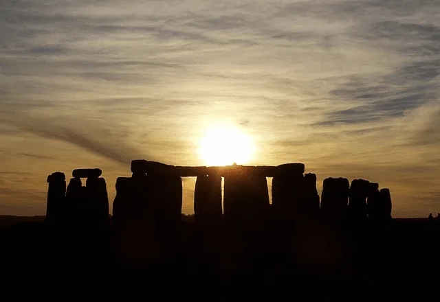 Figura 1. El complejo de Stonehenge en un momento de alineación con el sol. Fuente. Licencia: CC BY-SA.