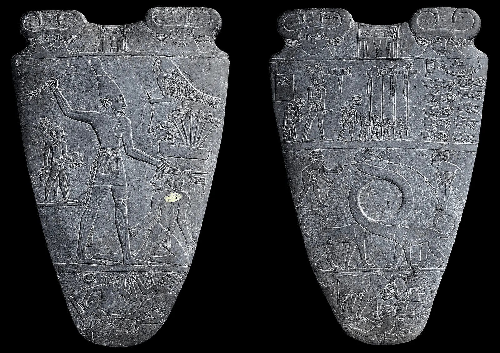Figura 1. El halcón representado en la paleta de Narmer. Fuente. Licencia: Dominio Público.
