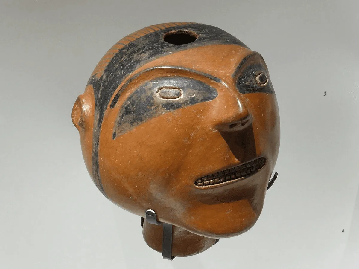 Figura 1. Paqcha ceremonial, en forma de cabeza humana con manchas oculares del cernícalo diaguita. Museo del Limarí. Fuente. Licencia: CC BY-SA 4.0.