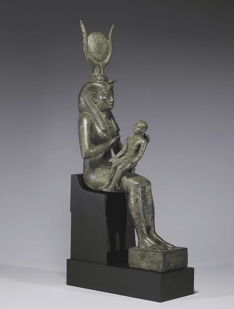 Figura 2. Isis amamantando a Horus, siglo VII a.C.Walters Art Museum. Fuente. Licencia:&nbsp; Creative Commons Attribution-Share Alike 3.0 Unported License.