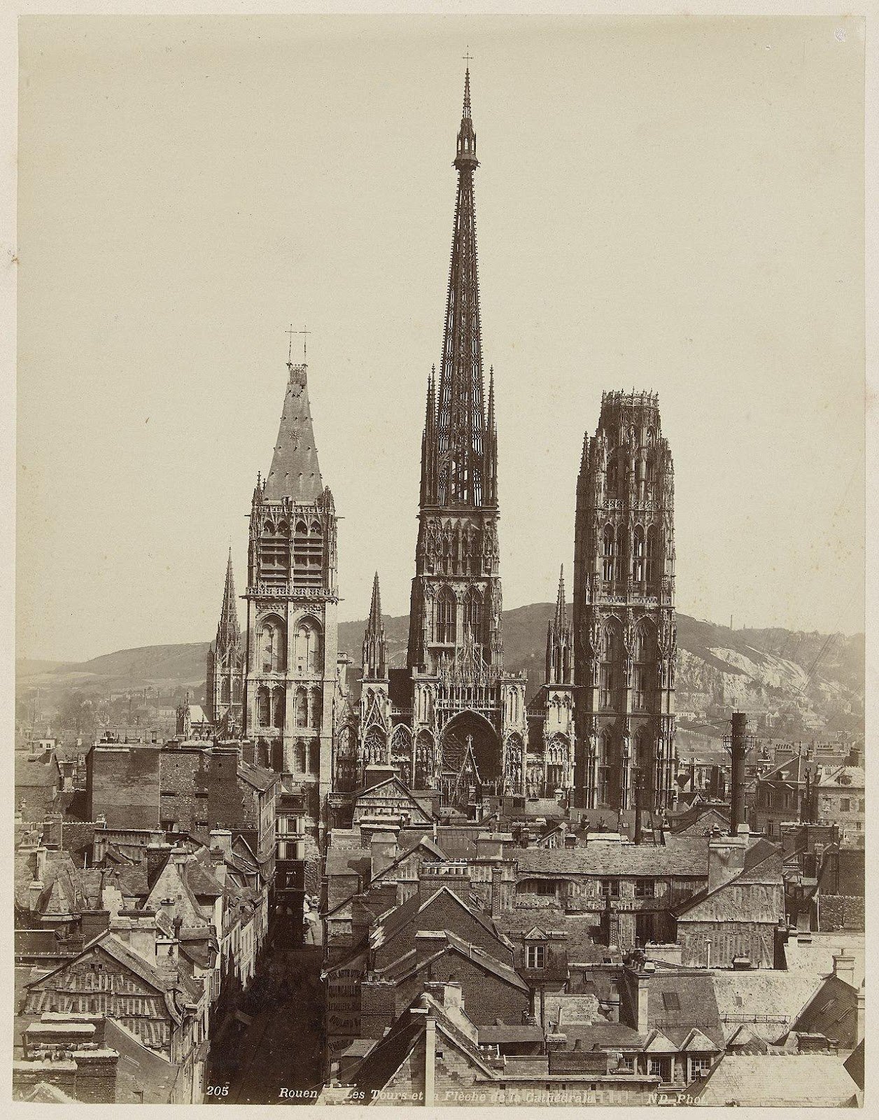 Foto en blanco y negro de una ciudad

Descripción generada automáticamente