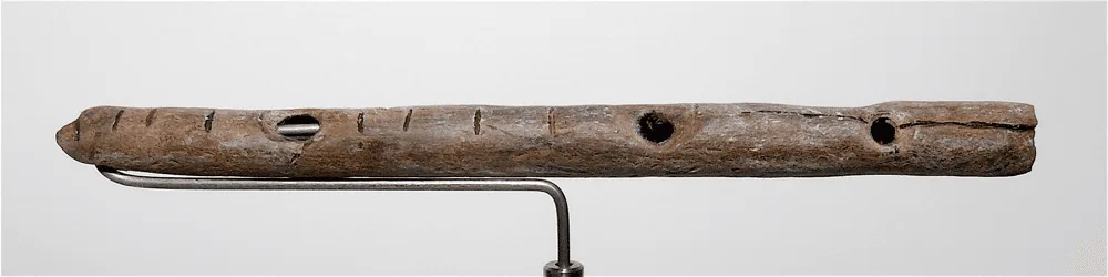Figura 2. Flauta paleolítica auriñaciense procedente del yacimiento de Gißenklösterle. Fuente. Licencia: José-Manuel Benito Álvarez (CC-BY-SA-2.5)
