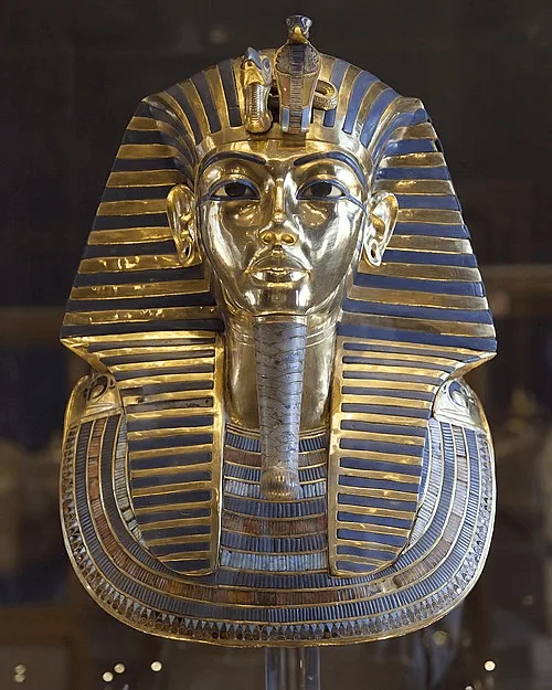 Figura 1. Máscara funeraria de Tutankamón, un hallazgo que hubiera sido imposible sin la arqueología. Museo Egipcio de El Cairo. Fuente. &nbsp;Licencia: Creative Commons Attribution-Share Alike 3.0 Unported