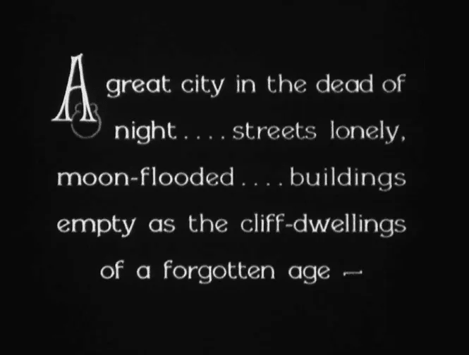 Figura 2. Intertítulo procedente de Underworld (Josef von Sternberg, 1927). Traducción: “Una gran ciudad en el silencio de la noche…. Calles desiertas iluminadas por la luna, edificios vacíos como cavernas primitivas” (Prunera et al, 2022, p. 32). Fuente. Licencia: Dominio Público.