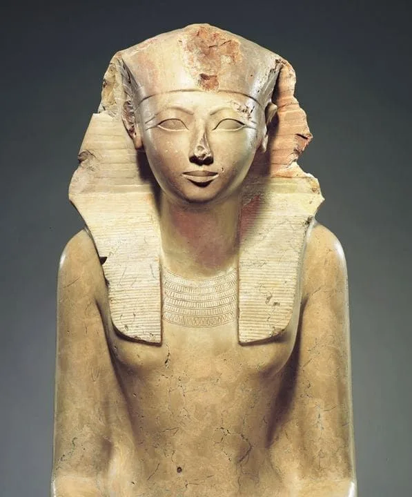 Figura 3. Estatua sedente de Hatshepsut con atributos femeninos, facciones más finas y el tocado Nemes. Fuente. Licencia: Dominio Público