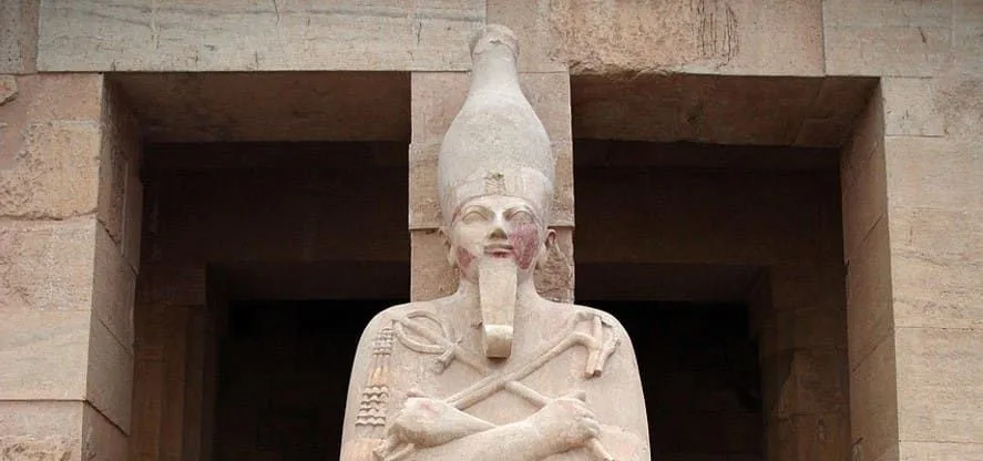 Figura 2. Estatua osiríaca de Hatshepsut en su templo de Deir-el-Bahari. Se observan los rasgos más toscos en el rostro y&nbsp; atributos faciales más marcados como la propia nariz. Fuente. Licencia Pixabay (Uso no comercial)