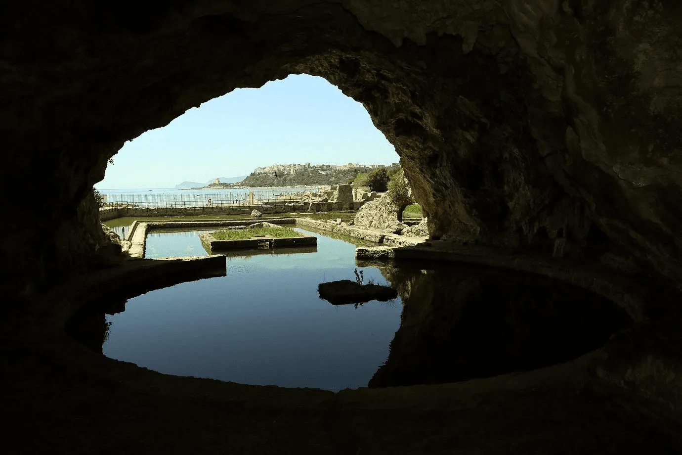 Figura 1. Vistas desde el interior de la cueva de Sperlonga.Creative Commons Attribution 3.0 Unported. Fuente.