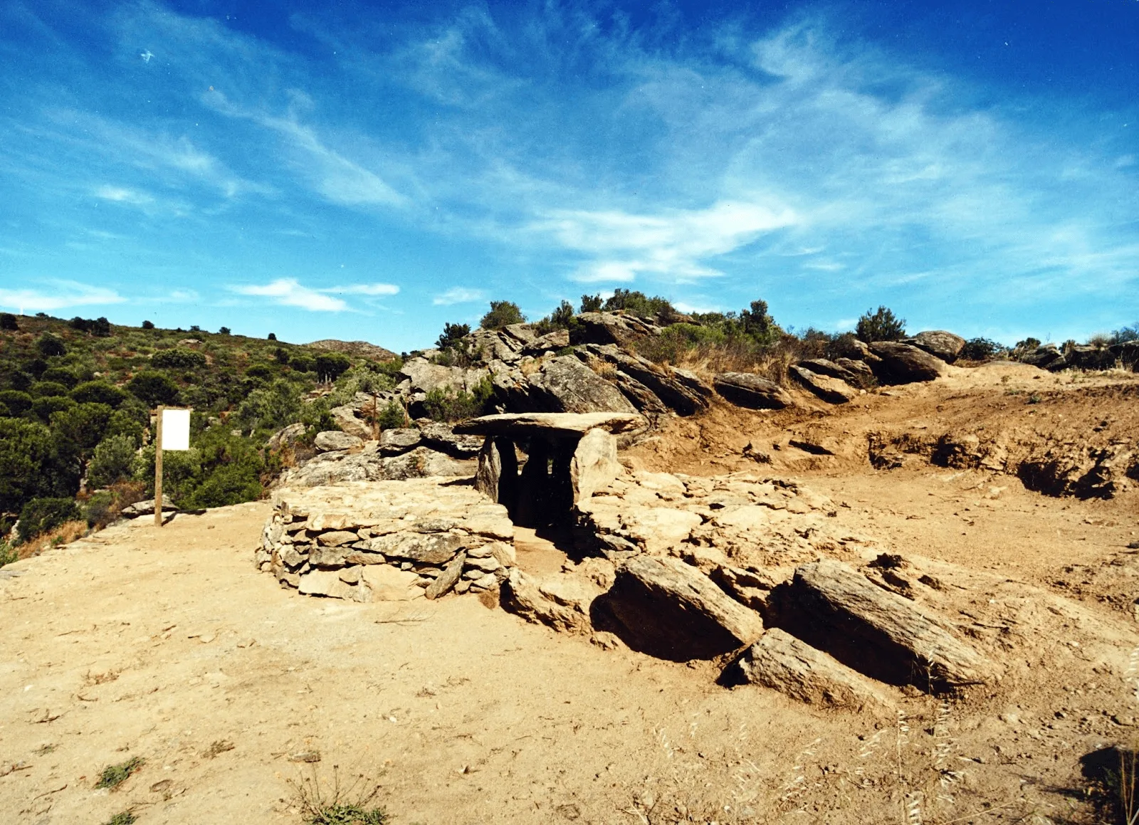 Figura. 1. Fotografia del Dolmen del Llit de la Generala. Font: Ajuntament de Roses.