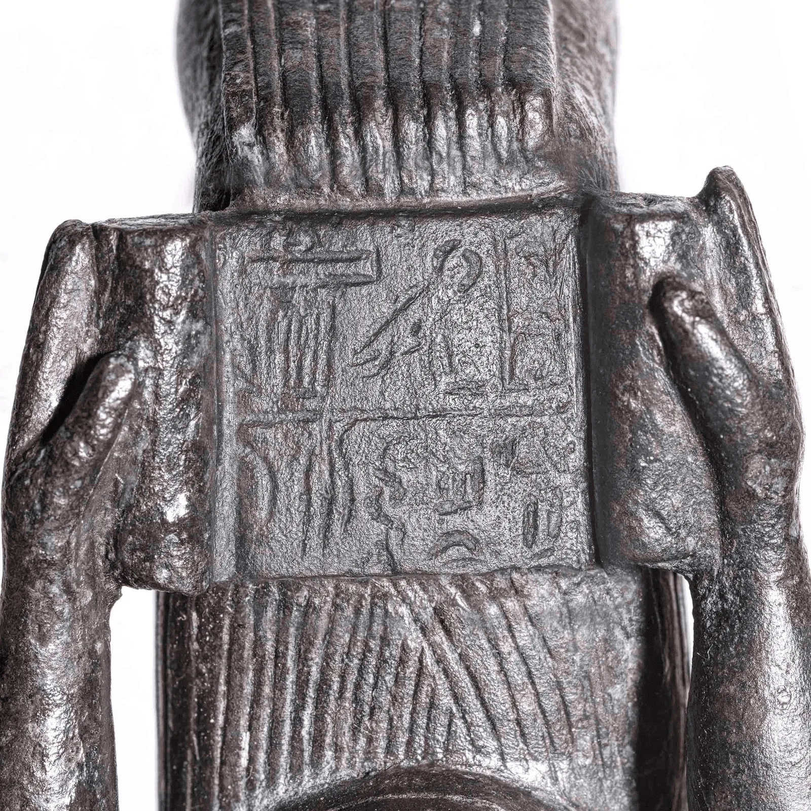 Figura 2. Detalle de la inscripción en el papiro de la estatuilla: “Imhotep, hijo de Ptah, nacido de Khereduankh” Fuente: www.museudemenorca.com . Licencia: Museu de Menorca, cedida para esta publicación.
