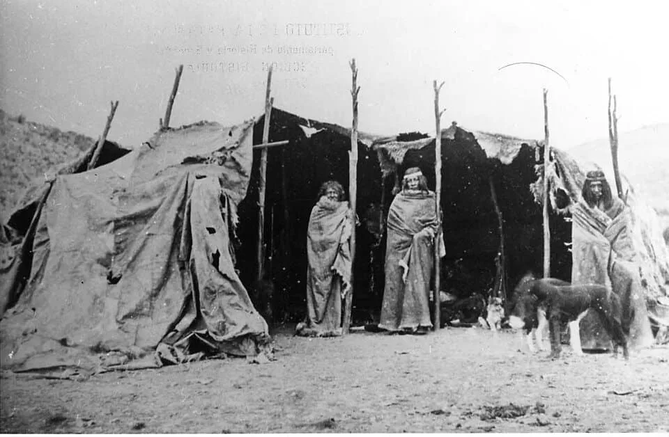 Figura 3. Foto antigua de Tehuelches de la Patagonia argentina. Dominio público. Fuente.