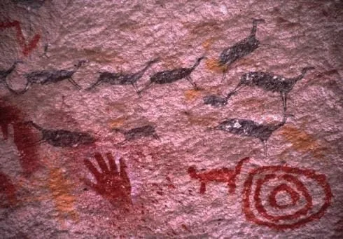 Figura 1. Representación de guanacos en el arte rupestre de la Cueva de las Manos. Fotografía de Christof Berger. Creative Commons Attribution-Share Alike 3.0 Unported. Fuente.