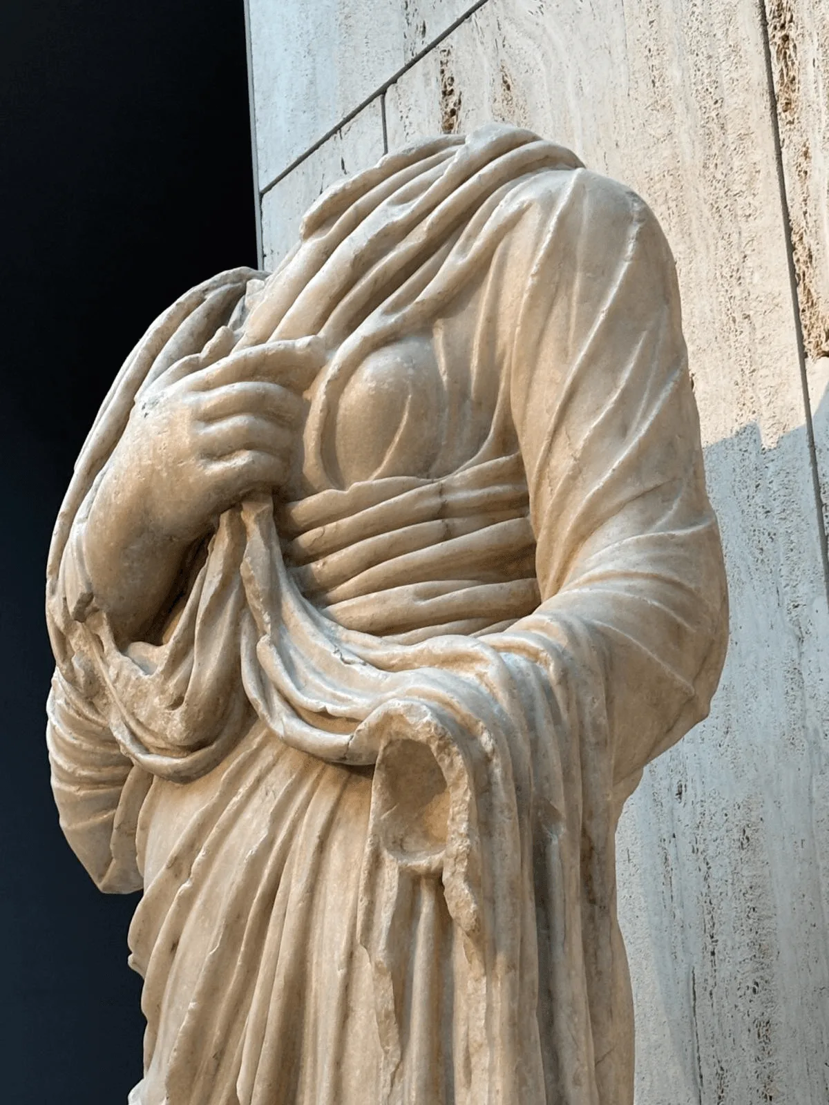 Figura 1. Detalle de la manga de una estatua femenina anónima, Museo Arqueológico Nacional (Madrid). Fotografía del autor.