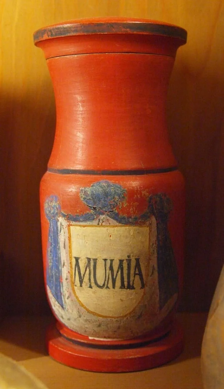 Figura 1. Vasija con polvo de mumia, medicina de la época. Licencia: Creative Commons Attribution-Share Alike 3.0 Unported. Fuente.