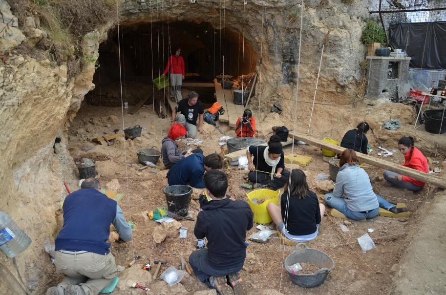 LA CUEVA DE LES TEIXONERES: HUMANOS Y CARNÍVOROS COMPARTIENDO ESPACIO